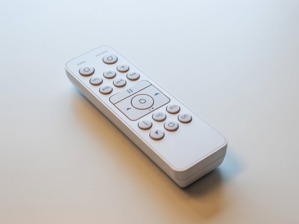 Remote Control fan & light a clean product photograph of a white re uwlbzdgarcozocj5 zpqdg zppp4f tqy6nhwwcr5jleg